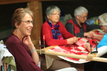 Thérèse Broglie, à gauche, Rosmarie Waelti, Irma Ruefenacht, et Helena Wiedmer confectionnent un quilt qui sera offert à l’œuvre d’entraide du MCC.