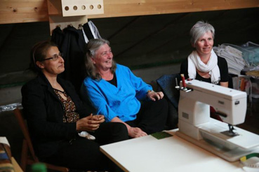 Gulschin Ibrahim, à gauche, Margrit Amstutz, et Ute Wuest font partie de groupes suisses de confection de quilts en faveur de l’œuvre d’entraide du MCC. Ces groupes qui se réunissent dans des églises mennonites accueillent toutes les personnes intéressées.