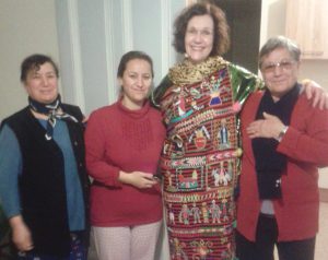 Echange de culture : une mennonite française habillée en habit traditionnel par les  « mamans » originaires de Chaldée Crédit photo : Daniel Goldschmidt