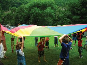 Le jeu du parachute, exemple d’un jeu de coopération Crédit photo : Mouvement pour une alternative non-violente